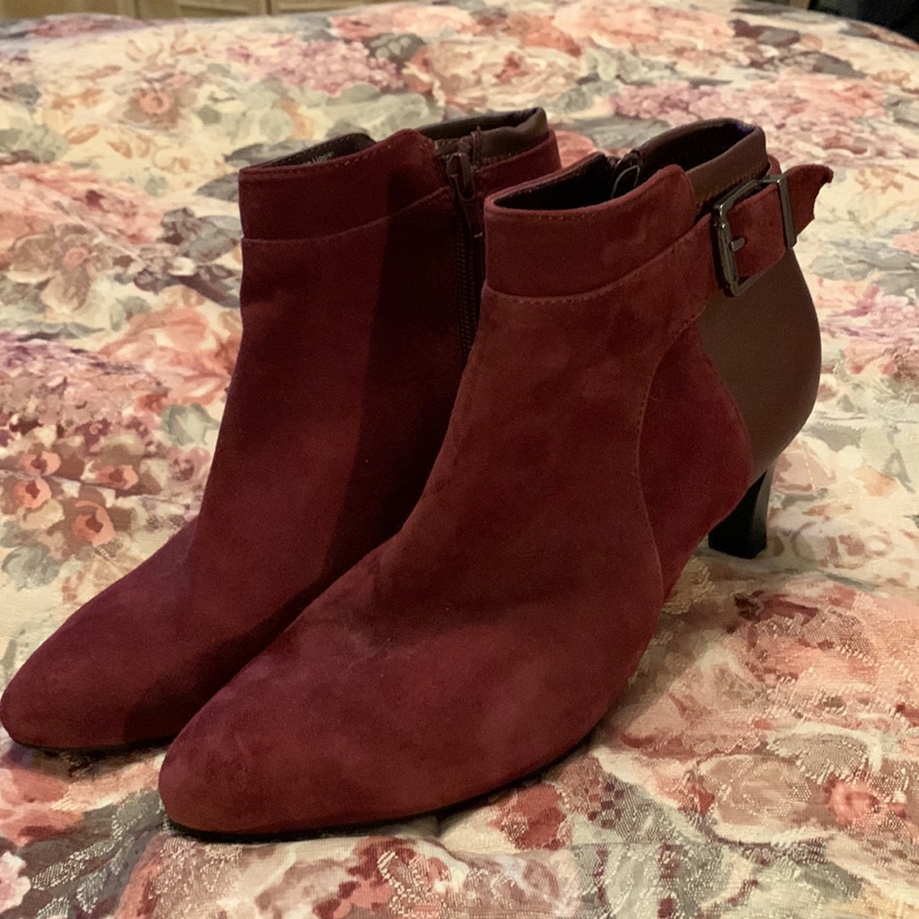 Great Condition, Gorgeous Maroon Velvet Zip Up Boots. Smoke & Pet Free Home.